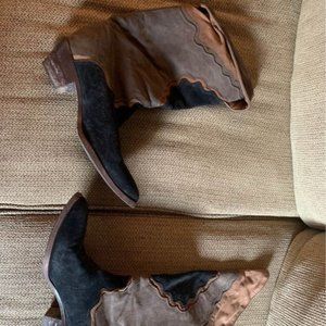 Classy Italian Suede boots !